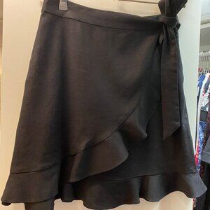 Jupe courte à volants et nouée à la taille